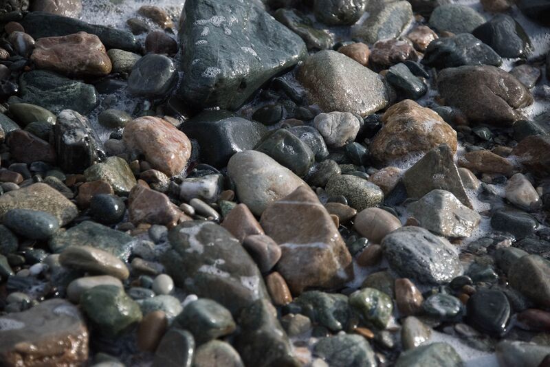 File:Pebbles on a beach.jpg